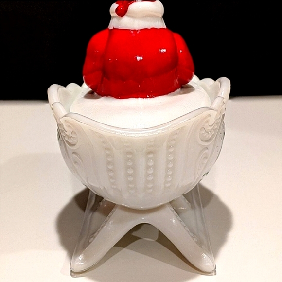 ***SOLD*** Vintage WESTMORELAND OPALINE MILKGLASS SANTA on SLEIGH - Picture 9 of 13